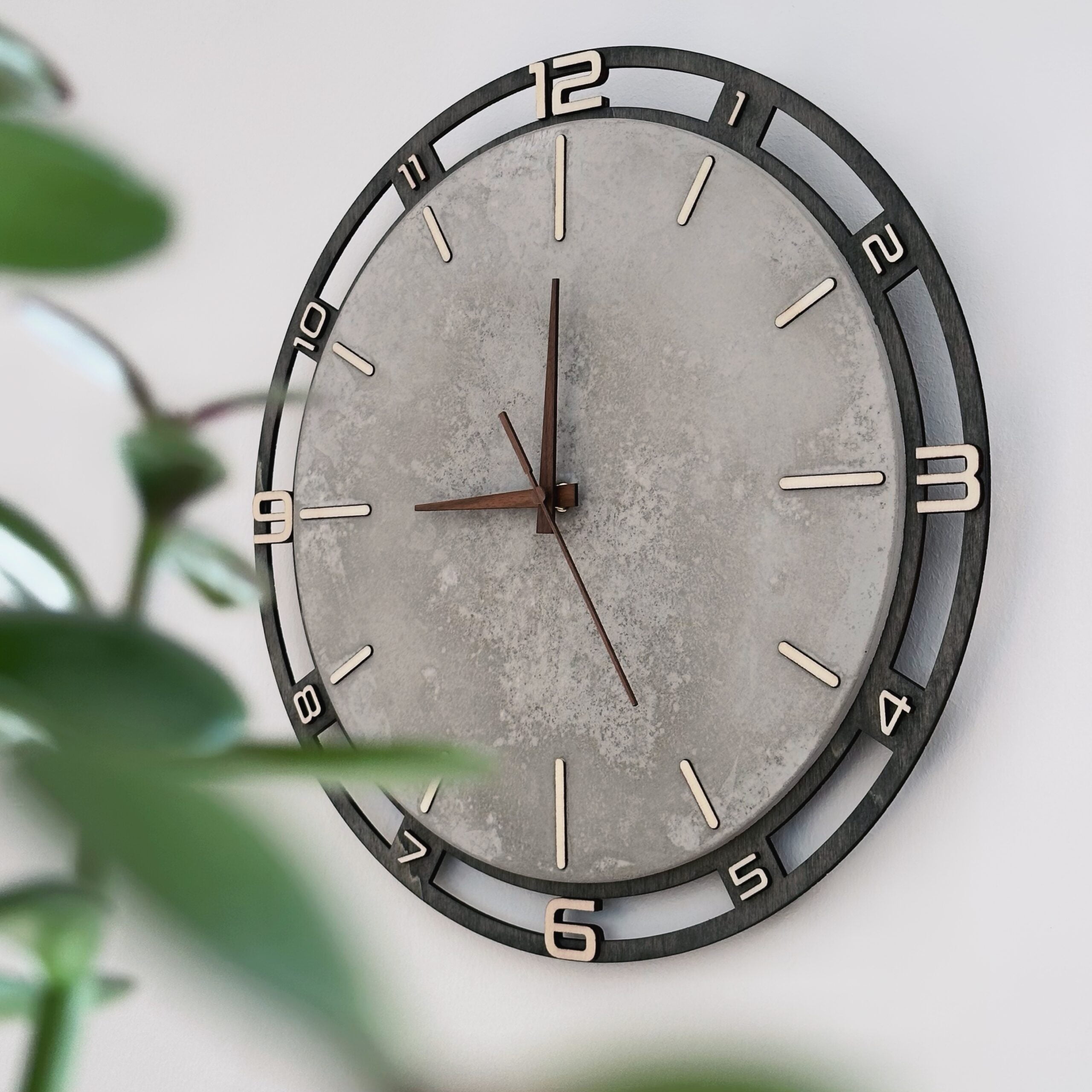 Betonuhr „Clean Edge“ - mit Holzrahmen 43 cm – Bild 2