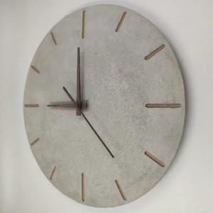 Wanduhr aus Beton mit Inlays und Uhrzeigern aus Holz