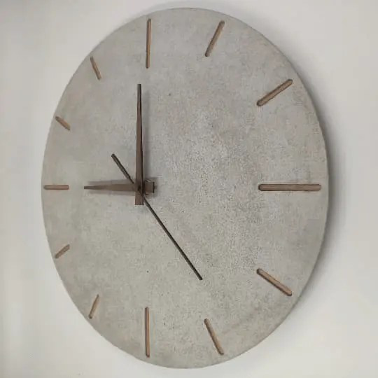 Wanduhr aus Beton mit Inlays und Uhrzeigern aus Holz