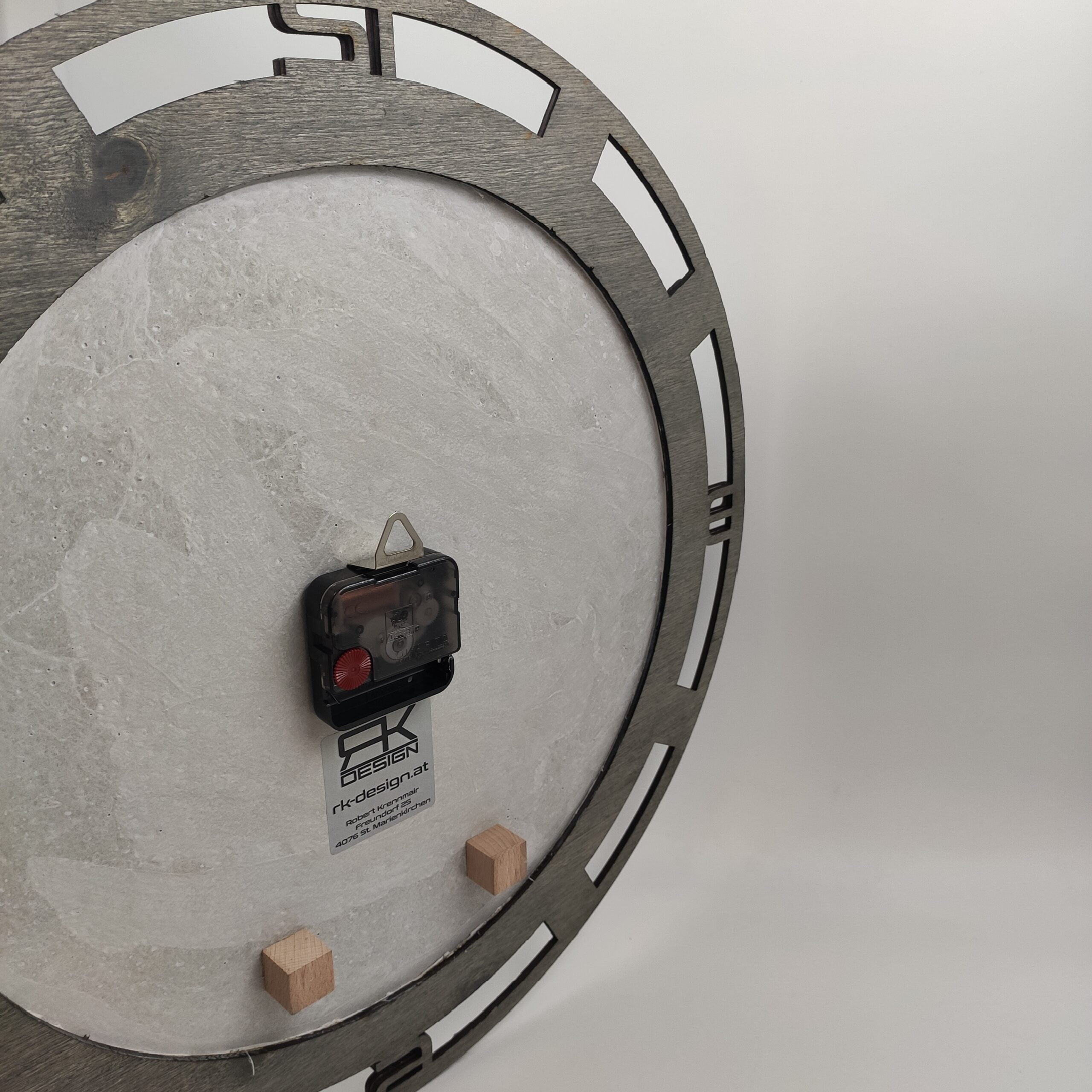 Betonuhr „Clean Edge“ - mit Holzrahmen 43 cm – Bild 6