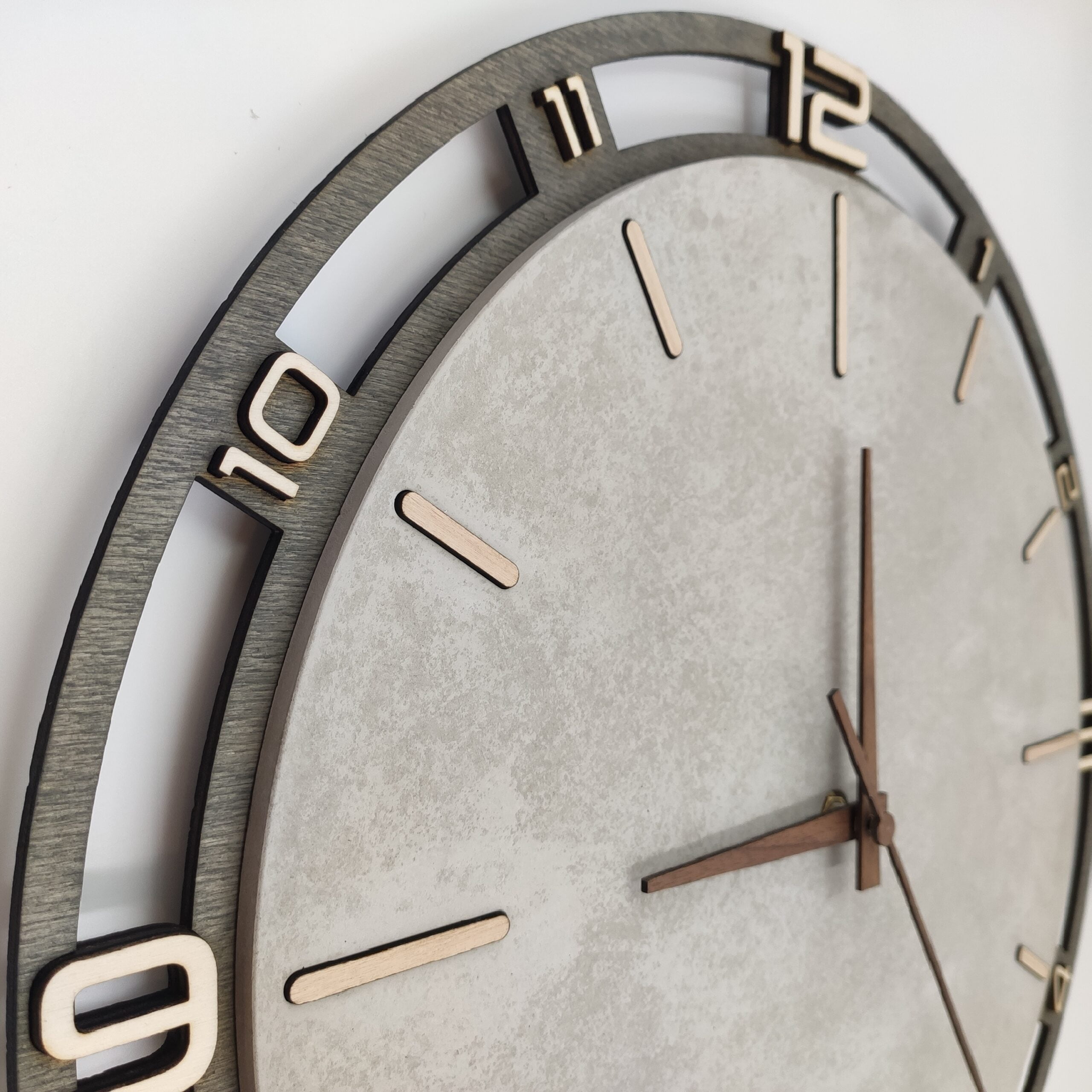 Betonuhr „Clean Edge“ - mit Holzrahmen 43 cm – Bild 4