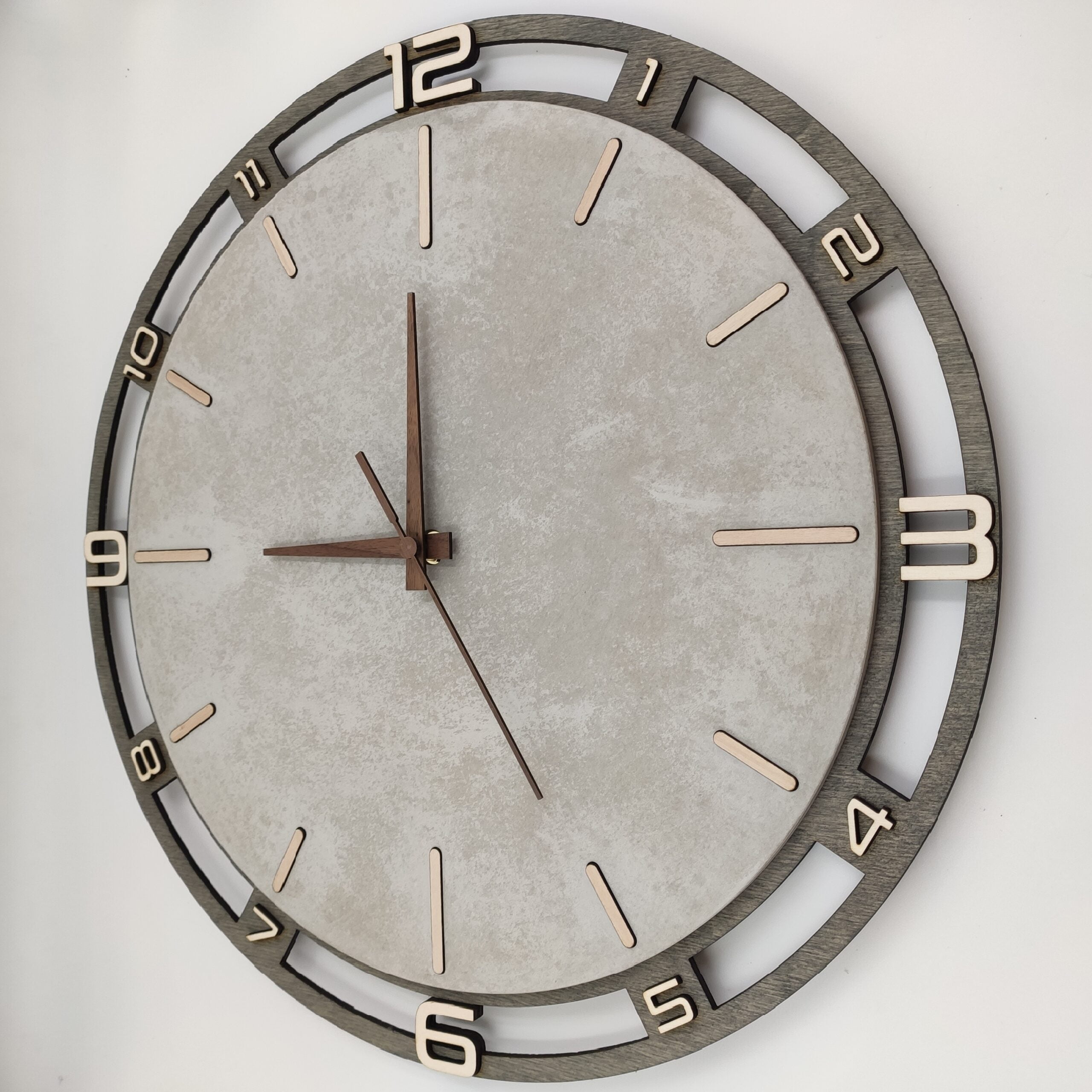 Betonuhr „Clean Edge“ - mit Holzrahmen 43 cm – Bild 3