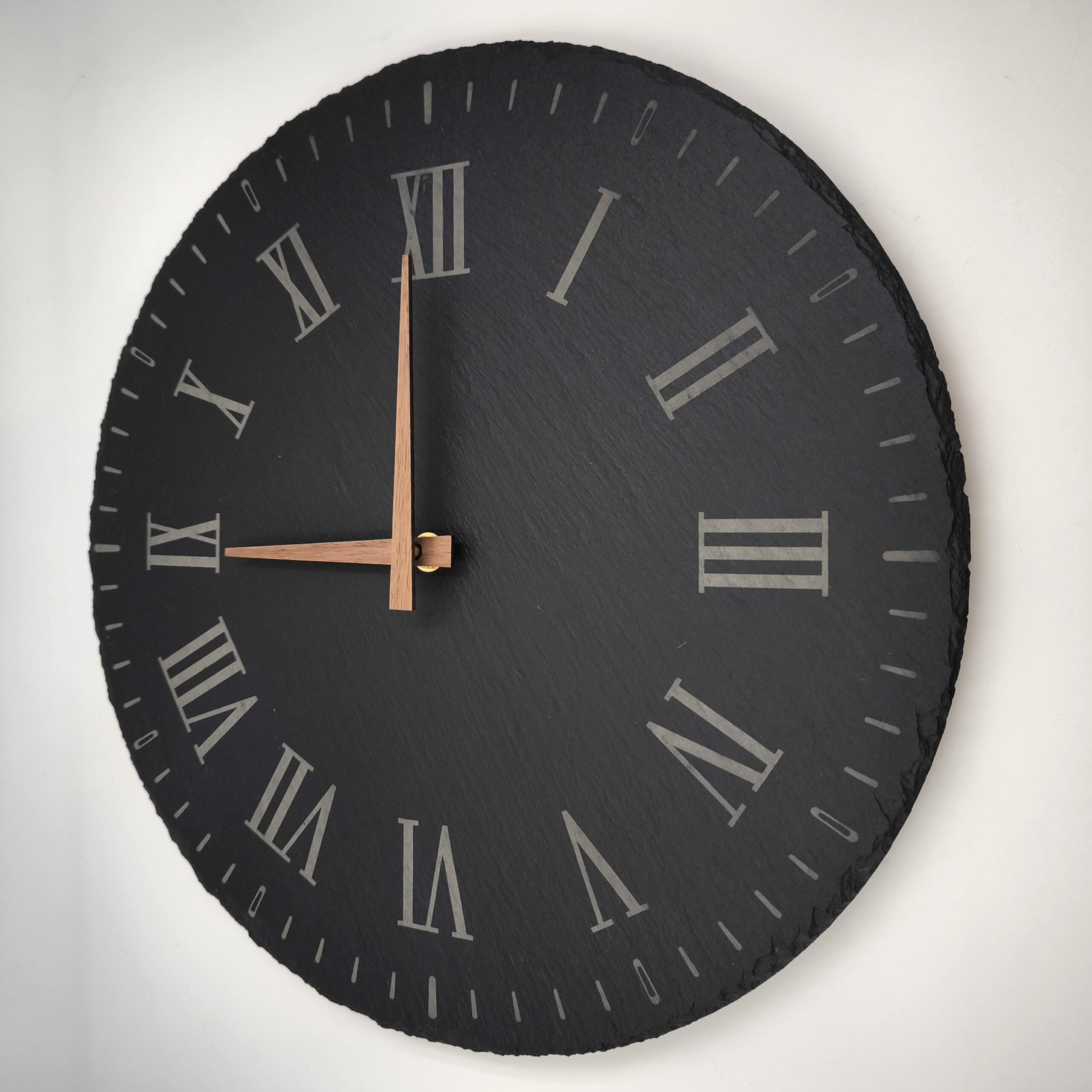 Schiefer Wanduhr „It'Slate - Roman“ - Durchmesser 30 cm – Bild 4