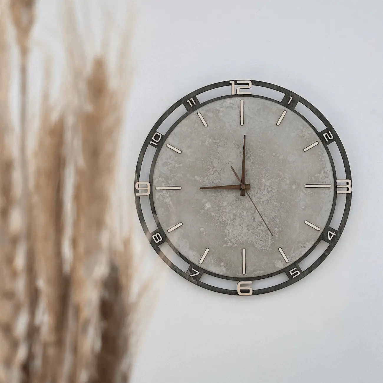 Betonuhr „Clean Edge“ - mit Holzrahmen 43 cm