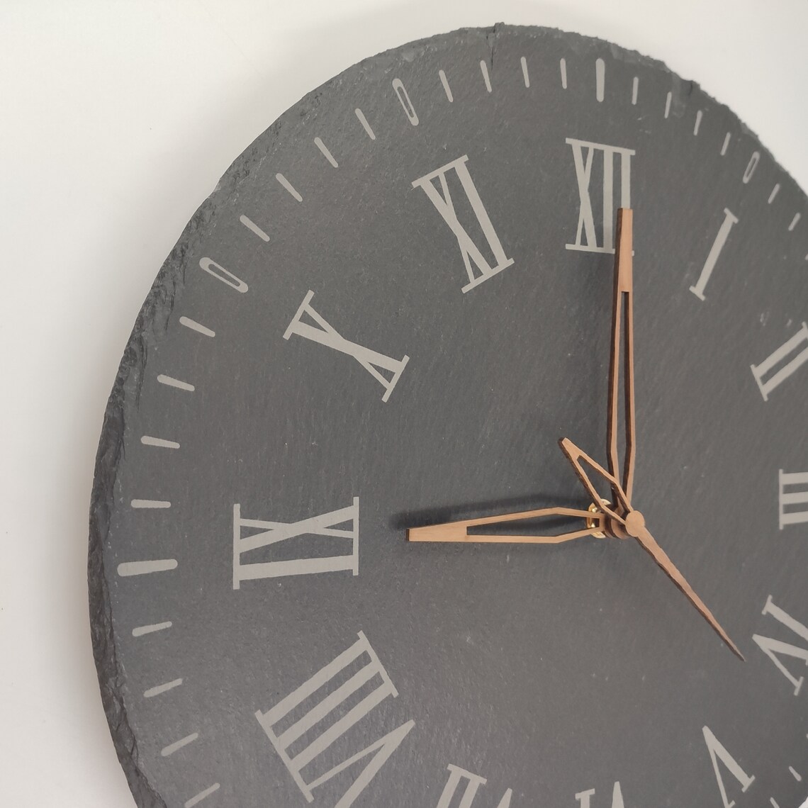 Schiefer Wanduhr „It'Slate - Roman“ - Durchmesser 30 cm – Bild 2