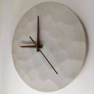 lautlose Wanduhr aus Beton mit gehämmerter Optik und Uhrzeigern aus Holz
