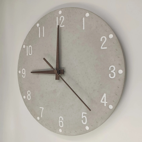 Wanduhr aus Beton handbemalten Ziffern und Uhrzeigern aus Holz
