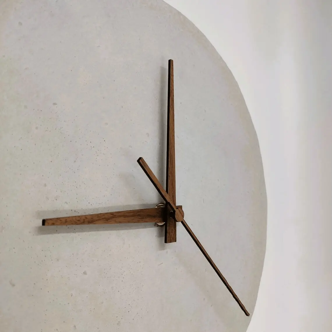 Beton Wanduhr „Hammered“ - Nature – Bild 2