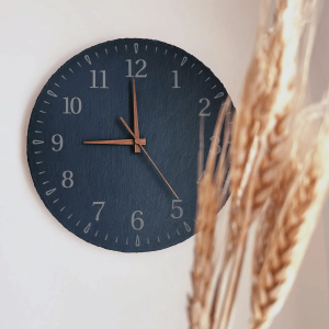 Wanduhr aus dunklem Schieferstein mit gravierten Zahlen und mit Holzzeigern. 30cm oder 35mm oder 40cm Durchmesser wählbar. Auch personalisierbar / mit Gravur erhältlich.
