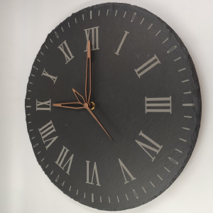 Wanduhr mit römischen Ziffern aus dunklem Schieferstein mit Holzzeigern. 30cm oder 35mm Durchmesser wählbar. Auch personalisierbar / mit Gravur erhältlich.