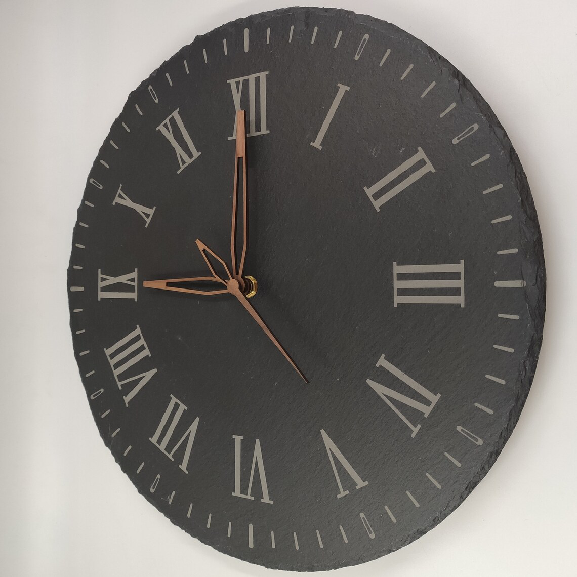 Wanduhr mit römischen Ziffern aus dunklem Schieferstein mit Holzzeigern. 30cm oder 35mm Durchmesser wählbar. Auch personalisierbar / mit Gravur erhältlich.