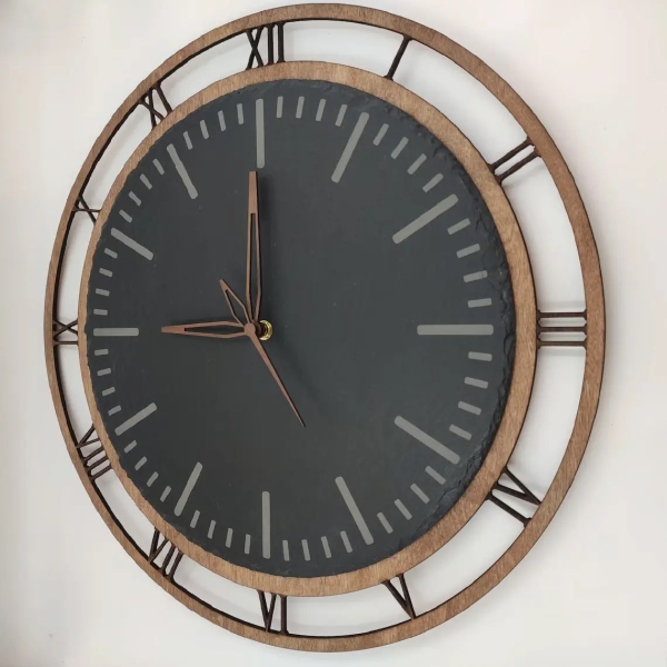 Wanduhr aus dunklem Schieferstein mit Holzzeigern und Holzrahmen. 45cm Durchmesser. Auch personalisierbar / mit Gravur erhältlich.