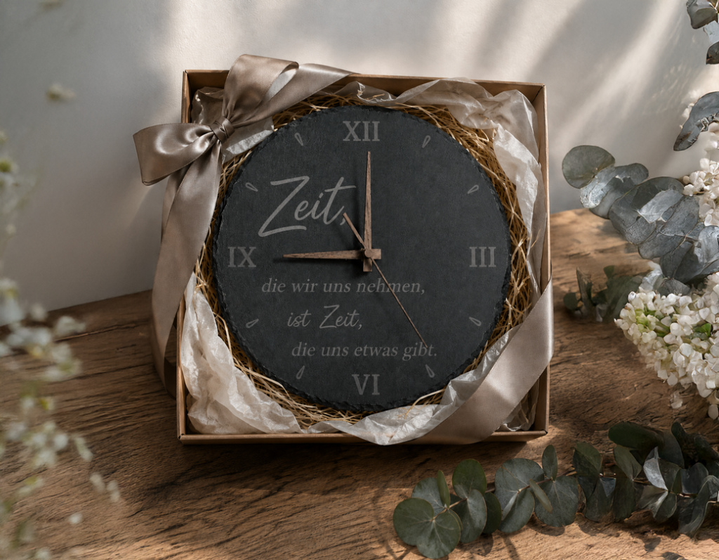 Wanduhr aus dunklem Schieferstein mit gravierten Zahlen und mit Holzzeigern. 30cm oder 35mm oder 40cm Durchmesser wählbar. Auch personalisierbar / mit Gravur erhältlich.
